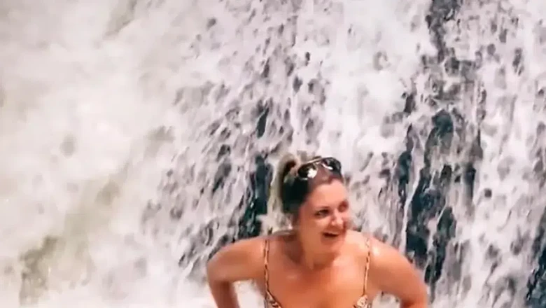 Lagi Asyik Main di Air Terjun, Eh Bikini Turis Ini Copot Lagi Asyik Main di Air Terjun, Eh Bikini Turis Ini Copot