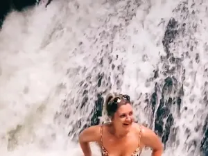 Ups! Lagi Asyik Main di Air Terjun, Eh Bikini Turis Ini Copot