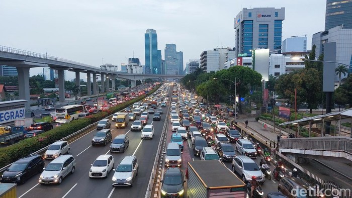 Lalin Gatsu arah Cawang padat (Rumondang Naibaho/detikcom)