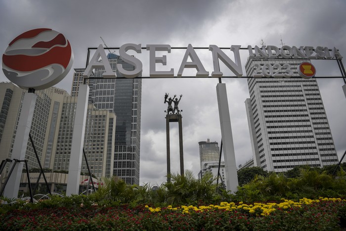 Pengendara motor melintas di depan logo KTT ASEAN Summit 2023 di Bundaran HI, Jakarta, Jumat (27/1/2023). Indonesia akan menjadi tuan rumah bagi perhelatan KTT ASEAN Summit 2023, pertemuan tersebut akan dilaksanakan pada bulan Mei mendatang di Labuan Bajo, Nusa Tenggara Timur, (NTT).