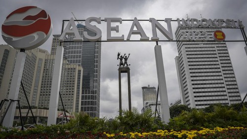 Pengendara motor melintas di depan logo KTT ASEAN Summit 2023 di Bundaran HI, Jakarta, Jumat (27/1/2023). Indonesia akan menjadi tuan rumah bagi perhelatan KTT ASEAN Summit 2023, pertemuan tersebut akan dilaksanakan pada bulan Mei mendatang di Labuan Bajo, Nusa Tenggara Timur, (NTT).