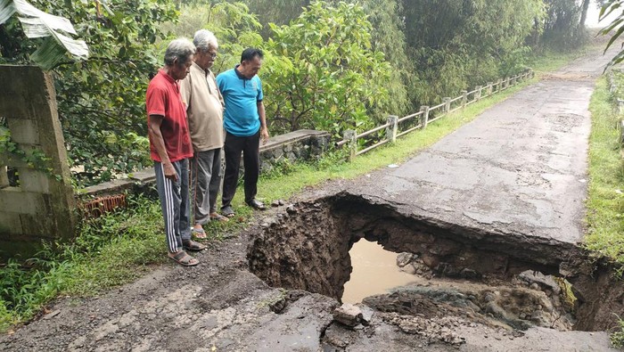 Lubang di Jembatan Sumedang.