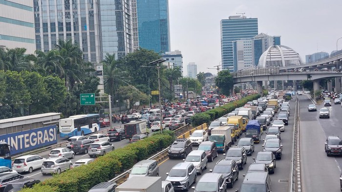 Macet di Jalan Gatot Subroto Jakarta pada Jumat (27/1/2023) pukul 17.00 WIB. / Rumondang Naibaho-detikcom