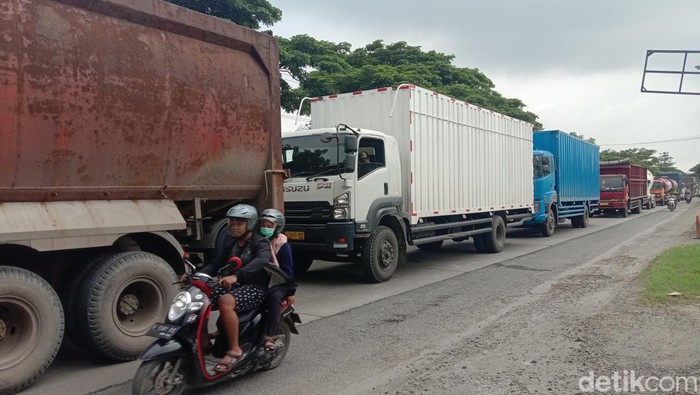 Macet di ruas Pantura Pati-Rembang, Jumat (27/1/2023) pukul 10.00 WIB.