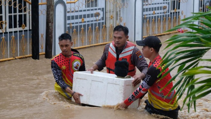 Balita terjebak banjir di Manado dievakuasi.