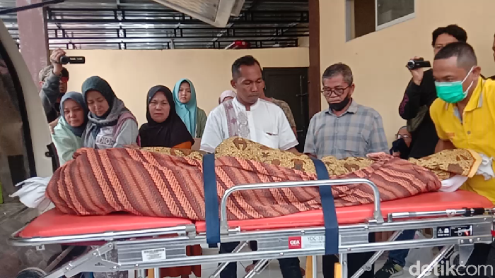 Mantan anggota DPRD Langkat tewas dengan luka tembak di dada.