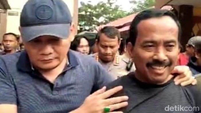 mantan wali kota blitar samanhudi digiring ke polda jatim
