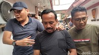 Setelah ditangkap, Samanhudi langsung digiring ke gedung Ditreskrimum Polda Jatim. (Foto: Deny Prastyo Utomo/detikJatim)