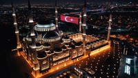 Pandangan udara Masjid Agung Camlica yang bersinar untuk memperingati Laylat al-Raghaib di Istanbul, Turki, Kamis (26/1/2023).  