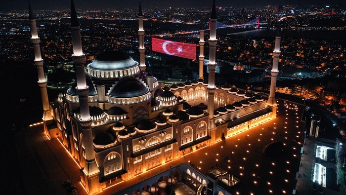 Masjid Agung di Turki Bersinar Saat Peringati Laylat al-Raghaib ISTANBUL, TURKIYE - JANUARY 26: An aerial view of Grand Camlica Mosque as Muslims gather to mark Laylat al-Raghaib (The night of Prophet Muhammad's conception) in Istanbul, Turkiye on January 26, 2023. (Photo by Ali Atmaca/Anadolu Agency via Getty Images)