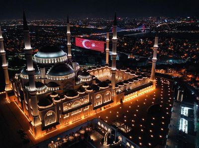 Masjid Agung di Turki Bersinar Saat Peringati Laylat al-Raghaib
