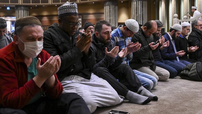 ISTANBUL, TURKIYE - JANUARY 26: An aerial view of Grand Camlica Mosque as Muslims gather to mark Laylat al-Raghaib (The night of Prophet Muhammad's conception) in Istanbul, Turkiye on January 26, 2023. (Photo by Ali Atmaca/Anadolu Agency via Getty Images)