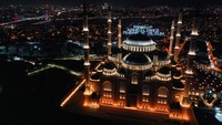 Umat Islam berkumpul di Masjid Agung Camlica untuk memperingati Laylat al-Raghaib.  