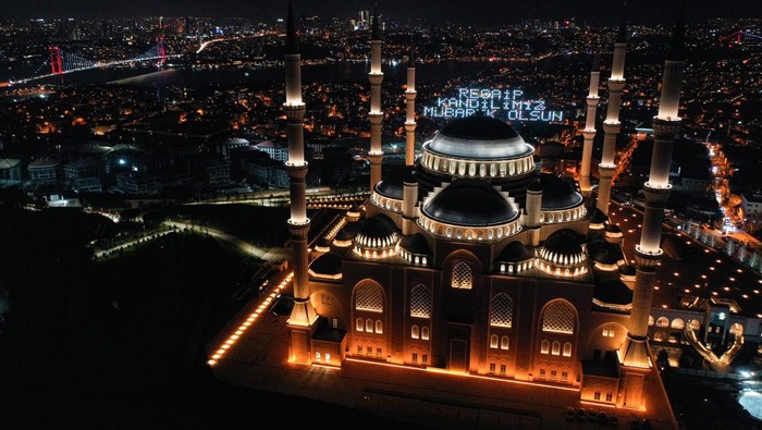 ISTANBUL, TURKIYE - JANUARY 26: An aerial view of Grand Camlica Mosque as Muslims gather to mark Laylat al-Raghaib (The night of Prophet Muhammad's conception) in Istanbul, Turkiye on January 26, 2023. (Photo by Ali Atmaca/Anadolu Agency via Getty Images)
