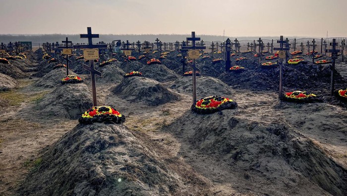 A plaque with the name of Russian Wagner mercenary group fighter and former convict Vyacheslav Kochas is seen on a grave cross at a cemetery near the village of Bakinskaya in southern Krasnodar region, Russia, January 22, 2023. REUTERS/Stringer