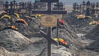 Setiap makam diberi tanda salib dengan tulisan Rusia serta tanggal lahir dan wafat para prajurit.