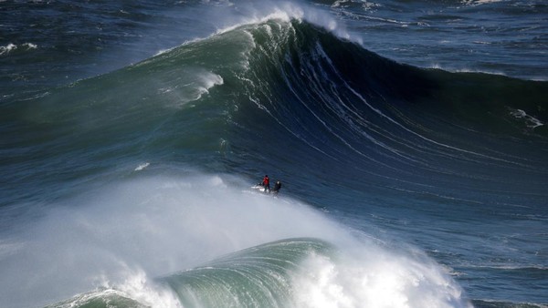 Sebuah jet ski terlihat di Praia do Norte, Nazare, Portugal, Senin (9/1/2023). Setiap tahun, para peselancar profesional dunia datang ke Nazare demi menantang adrenalin menaklukkan ombak raksasa yang mematikan. Reuters/Pedro Nunes Sebuah jet ski terlihat di Praia do Norte, Nazare, Portugal, Senin (9/1/2023). Setiap tahun, para peselancar profesional dunia datang ke Nazare demi menantang adrenalin menaklukkan ombak raksasa yang mematikan. Reuters/Pedro Nunes