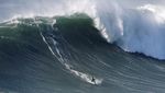 Memacu Adrenalin, Menantang Ombak Monster Nazare di Portugal