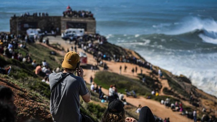 Spectators watch the big waves at Praia do Norte in Nazare on February 25, 2022. (Photo by PATRICIA DE MELO MOREIRA / AFP) (Photo by PATRICIA DE MELO MOREIRA/AFP via Getty Images)
