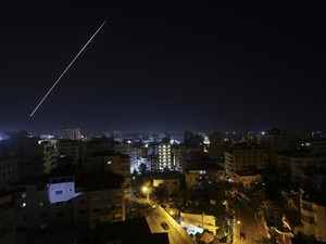 Balas Serangan Roket, Israel Gempur Kompleks Hamas di Gaza