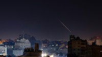 Beberapa jam setelah serangan balasan itu, tiga roket lainnya ditembakkan dari arah Jalur Gaza. Sirene serangan udara pun berbunyi di selatan Israel. (Mohammed Abed/AFP via Getty Images)