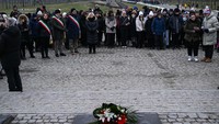 Penghormatan untuk para korban fasisme di monumen Internasional. Penyerangan dan pembebasan tentara Soviet kemudian mendatang kabar baik. Dari peristiwa itu, tertangkap 22 pejabat tingkat atas Nazi. Pada 29 November 1945, di Pengadilan Nuremberg, 12 di antara mereka dijatuhi hukuman mati. Getty Images/Omar Marques