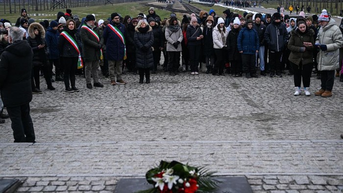 Memperingati Tragedi Kekejaman Nazi di Kamp Auschwitz Polandia Hari Holocaust Sedunia diperingati setiap tanggal 27 Januari. Hari ini diperingati di seluruh dunia untuk mengenang para korban kekejaman Nazi.