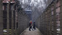 Pemandangan pagar kawat berduri dan menara pengawas di area kamp. Pada 27 Januari 1945, Tentara Soviet berhasil membebaskan orang-orang Yahudi yang berada di kamp kematian terakhir di Auschwitz-Birkenau, Polandia. AP Photo/Michal Dyjuk