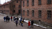 Sejumlah pengunjung mendatangi bekas kamp konsentrasi dan pemusnahan Nazi Jerman Auschwitz-Birkenau untuk memperingati 78 tahun pembebasan Nazi di Oswiecim, Polandia, Kamis (26/1/2023). Hari Holocaust Sedunia diingat seluruh dunia dengan peringatan Hari Mengenang Para Korban Holocaust Internasional. Sebuah genosida terhadap orang Yahudi yang dilakukan Nazi. AP Photo/Michal Dyjuk