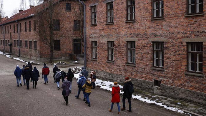 Memperingati Tragedi Kekejaman Nazi di Kamp Auschwitz Polandia Hari Holocaust Sedunia diperingati setiap tanggal 27 Januari. Hari ini diperingati di seluruh dunia untuk mengenang para korban kekejaman Nazi.