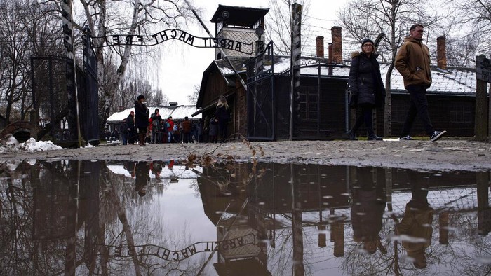 Memperingati Tragedi Kekejaman Nazi di Kamp Auschwitz Polandia Hari Holocaust Sedunia diperingati setiap tanggal 27 Januari. Hari ini diperingati di seluruh dunia untuk mengenang para korban kekejaman Nazi.