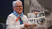 Korban selamat Holocaust Grzegorz Tomaszewski menunjukkan sebuah album foto. Dalam peristiwa tersebut, Hampir dua pertiga populasi Yahudi Eropa terbunuh akibat tindakan keji ini. Getty Images/Omar Marques