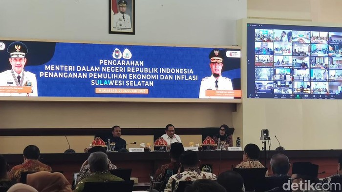 Mendagri Tito Karnavian (tengah) saat memimpin rapat di Kantor Gubernur Sulsel.