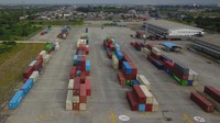 Beginilah kondisi dan foto dari udara Cikarang Dry Port (Pelabuhan Daratan) di Kabupaten Bekasi, Jawa Barat, Jumat (27/1/2023).