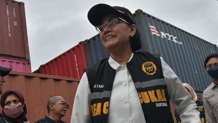 MENKEU MENINJAU CIKARANG DRY PORT Menteri Keuangan Sri Mulyani (tengah) berbincang dengan Commisioner of Cikarang Dry Port Erlangga (kiri) dan Direktur Jenderal Bea dan Cukai Askolani (kiri) saat meninjau Cikarang Dry Port (Pelabuhan daratan) Kabupaten Bekasi, Jawa Barat, Jumat (27/1/2023). Pada Kunjungan tersebut Sri Mulyani meninjau proses distribusi domestik dan ekspor impor dalam rangka pemulihan ekonomi menuju Indonesia maju. ANTARA FOTO/Fakhri Hermansyah/YU