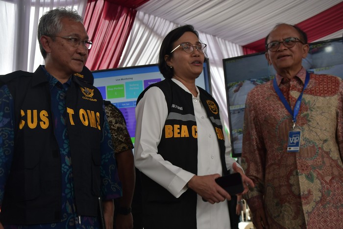 Menteri Keuangan Sri Mulyani (tengah) berbincang dengan Commisioner of Cikarang Dry Port Erlangga (kiri) dan Direktur Jenderal Bea dan Cukai Askolani (kiri) saat meninjau Cikarang Dry Port (Pelabuhan daratan) Kabupaten Bekasi, Jawa Barat, Jumat (27/1/2023). Pada Kunjungan tersebut Sri Mulyani meninjau proses distribusi domestik dan ekspor impor dalam rangka pemulihan ekonomi menuju Indonesia maju. ANTARA FOTO/Fakhri Hermansyah/YU