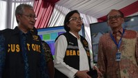 Kehadirannya itu tak sendiri. Ia juga turut didampingi dengan Commisioner of Cikarang Dry Port Erlangga dan Direktur Jenderal Bea dan Cukai Askolani saat meninjau Cikarang Dry Port (Pelabuhan daratan) Kabupaten Bekasi. Tak lupa ia juga berbincang dengan para pengusaha yang ada disana.