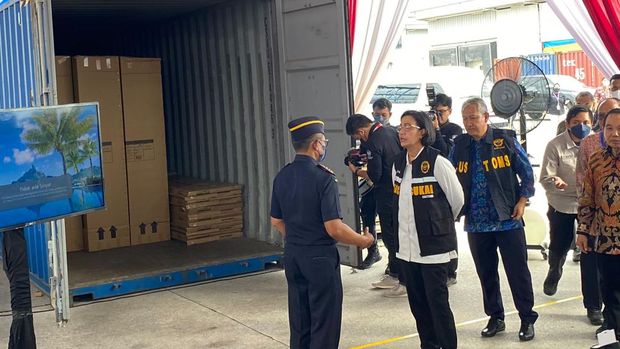 Menteri Keuangan (Menkeu) Sri Muyani bersama para pejabat Eselon I Kementerian Keuangan (Kemenkeu) melakukan kunjungan kerja ke PT. Samsung Electronics Indonesia, Jumat (27/1/2023)