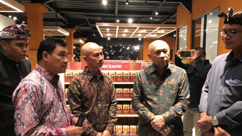 Menteri Koperasi Usaha Kecil Menengah (UKM) Teten Masduki di acara peresmian outlet serba ajik di Jalan Dewi Sri, Kuta, Badung, Bali, Kamis (26/01/2023). (Ist)