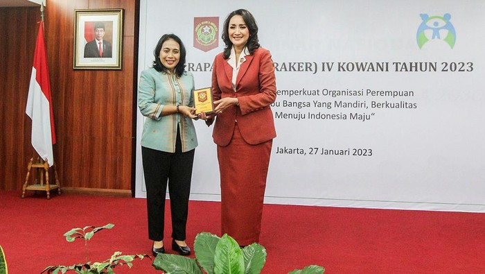 Menteri Pemberdayaan Perempuan dan Perlindungan Anak I Gusti Ayu Bintang Darmawati bersama Ketua Umum Kongres Wanita Indonesia (Kowani) Giwo Rubianto Wiyogo membuka Rapat Kerja (Raker) IV KOWANI Tahun 2023 di Jakarta, Jumat (27/1/2023).