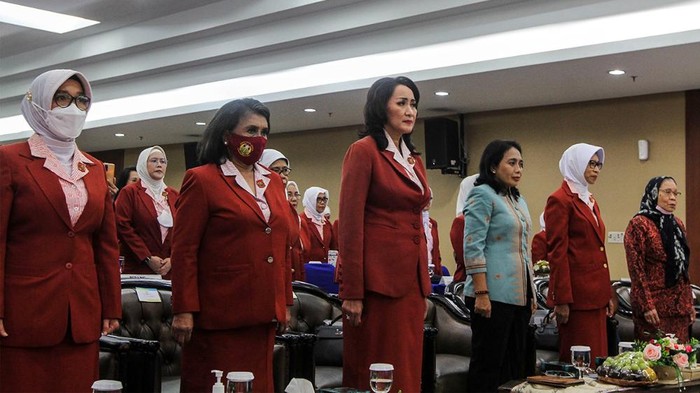 Menteri Pemberdayaan Perempuan dan Perlindungan Anak I Gusti Ayu Bintang Darmawati bersama Ketua Umum Kongres Wanita Indonesia (Kowani) Giwo Rubianto Wiyogo membuka Rapat Kerja (Raker) IV KOWANI Tahun 2023 di Jakarta, Jumat (27/1/2023).