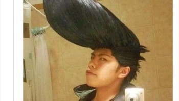 Rambutnya mirip Johnny Bravo. Foto: f**ked_up_hair via Bored Panda