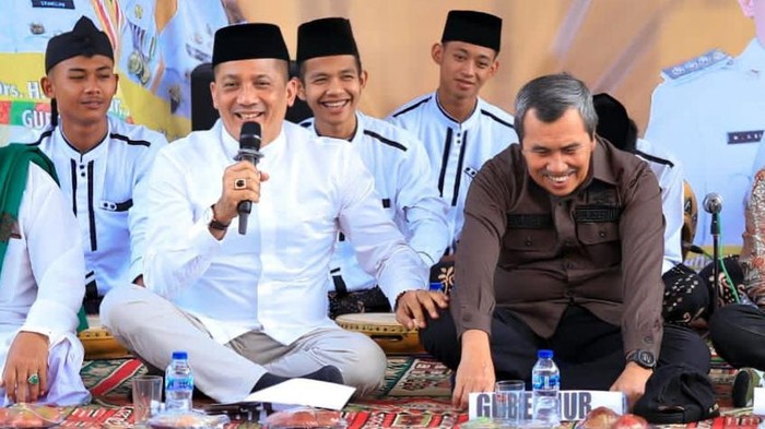 Momen akrab Bupati Meranti Muhammad Adil dan Gubernur Riau Syamsuar. (Dok Pemkab Meranti)