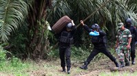 Personel Detasemen Gegana Sat Brimobda Polda Aceh mengevakuasi Mortir 60 mm aktif ditemuan warga petani diareal persawahan yang diduga bom peninggalan konflik pada masa pertikaian Gerakan Aceh Merdeka (GAM).