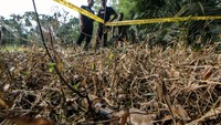 Warga melihat bom jenis Mortir temuan di Desa Babah Lueng, Kecamatan Kuta Makmur, Aceh Utara, Aceh, Kamis (26/1/2023).