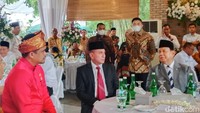 Prabowo Subianto sendiri menjadi saksi akad nikah. Mereka bertiga duduk dalam satu meja, berbaur dengan keluarga kedua mempelai dan tamu undangan. (Foto: Ahmad Arfah/detikSumut)