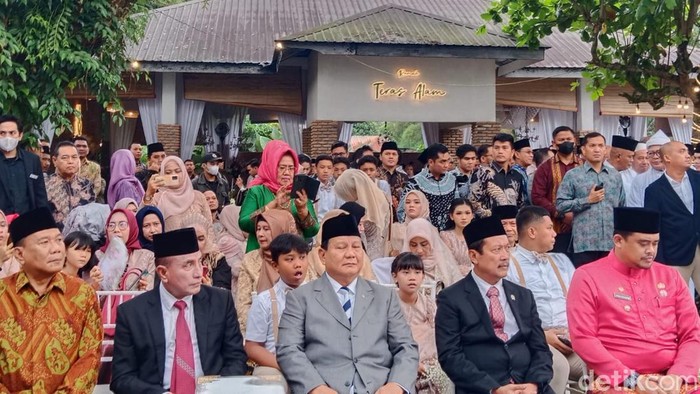 Momen Hangat Prabowo, Edy dan Bobby di Acara Nikahan Dahnil Anzar. Momen Hangat Prabowo, Edy dan Bobby di Acara Nikahan Dahnil Anzar.