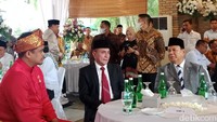Prabowo Subianto, Edy Rahmayadi dan Bobby Nasution duduk semeja. Mereka sesekali terlihat berbincang hangat dan menyapa tamu undangan lain. (Foto: Ahmad Arfah/detikSumut)