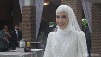 Muna Soraya tampil anggun dengan setelan baju pengantin nuansa putih.  Muna Soraya merupakan putri dari anggota DPRD Sumatera Utara (Sumut), Muhammad Subandi. (Foto: Ahmad Arfah/detikSumut)