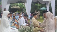 Kedua mempelai juga melakukan proses sungkeman usai akad nikah. (Foto: Ahmad Arfah/detikSumut)